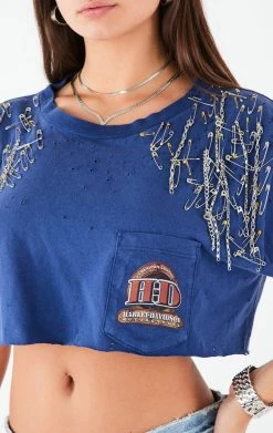 FURST OF A KIND VINTAGE PIN AND CHAIN CROPPED TEE